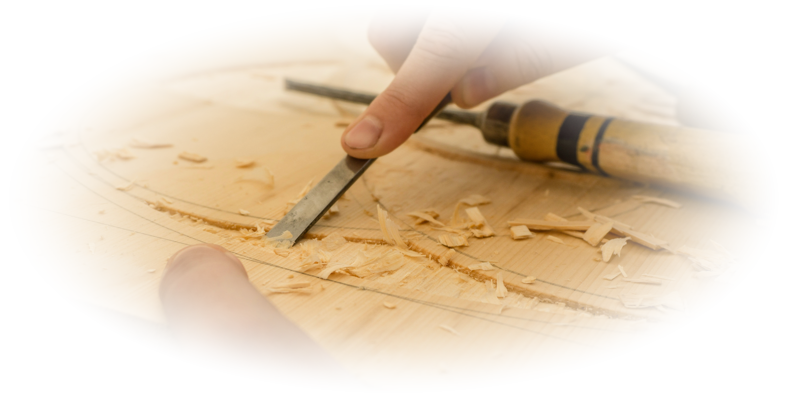 Holz wird von Hand mit dem Stecheisen bearbeitet